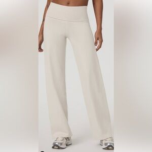 Vuori Granite folded over straight leg oatmeal Heather size small.